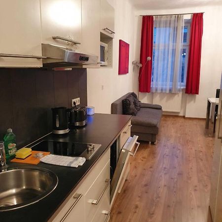 Vibrant Red Apartment I Contactless Check-In Вена Экстерьер фото
