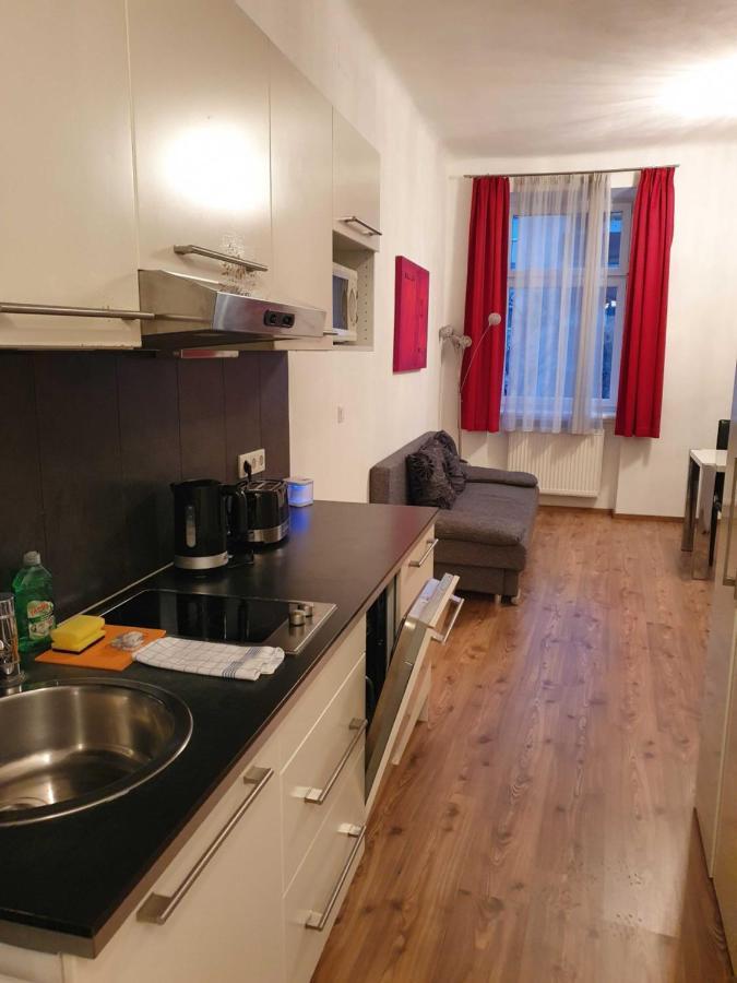 Vibrant Red Apartment I Contactless Check-In Вена Экстерьер фото
