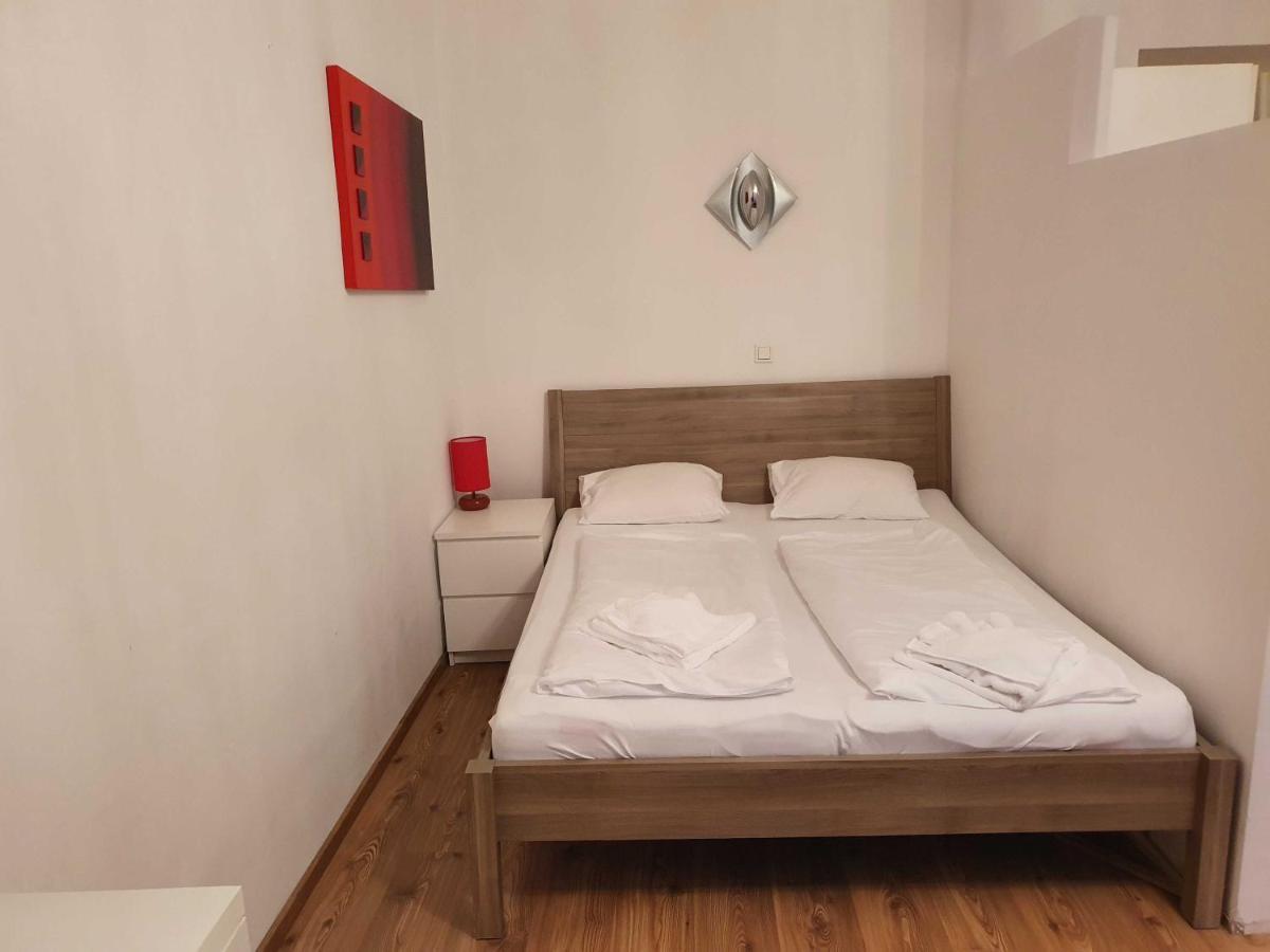 Vibrant Red Apartment I Contactless Check-In Вена Экстерьер фото